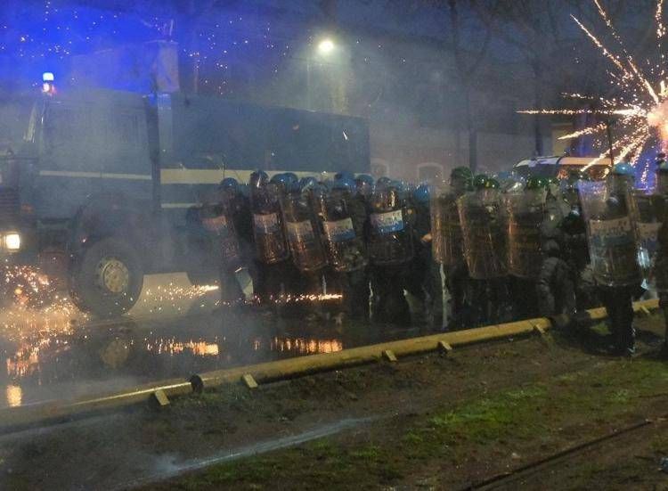 Scontri a Torino (Ipa)