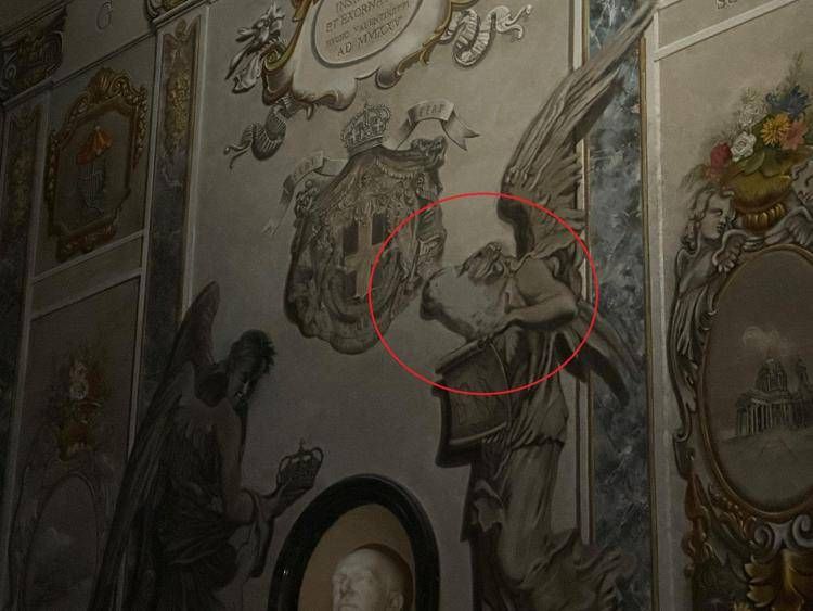 Rimosso il volto dell'angelo simile a Meloni  