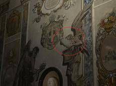 Rimosso il volto dell'angelo simile a Meloni  