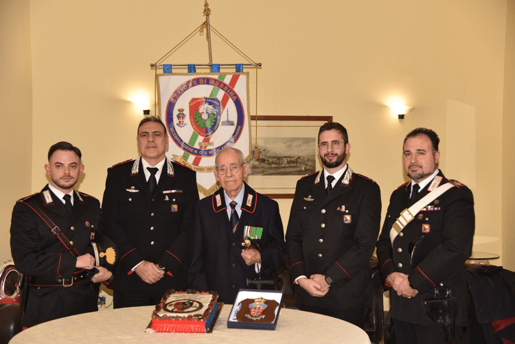 Al centro il carabiniere centenario