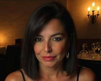 Monica Tonelli porta in scena le chat delle mamme: "Hanno invaso le nostre vite"