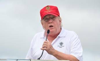 Donald Trump nel suo campo da golf - Ipa