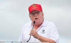 Donald Trump nel suo campo da golf - Ipa