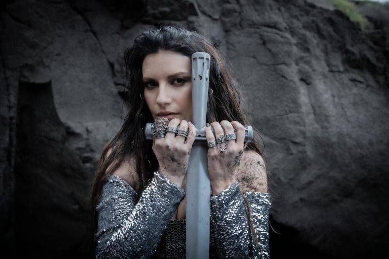 Laura Pausini, nel nuovo album duetti con Annalisa e la voce di Lucio Dalla