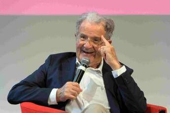 Prodi punge il Pd: 'Parla solo di concetti astratti, la destra vince con l'identità'
