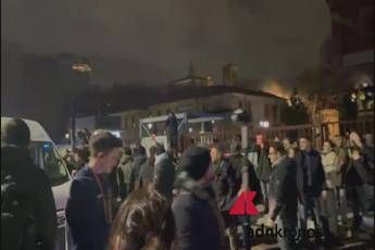 Milano-Cortina, fiamma olimpica contestata dagli studenti della Statale