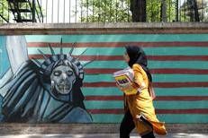 Iran, murales anti Usa a Teheran - AFP