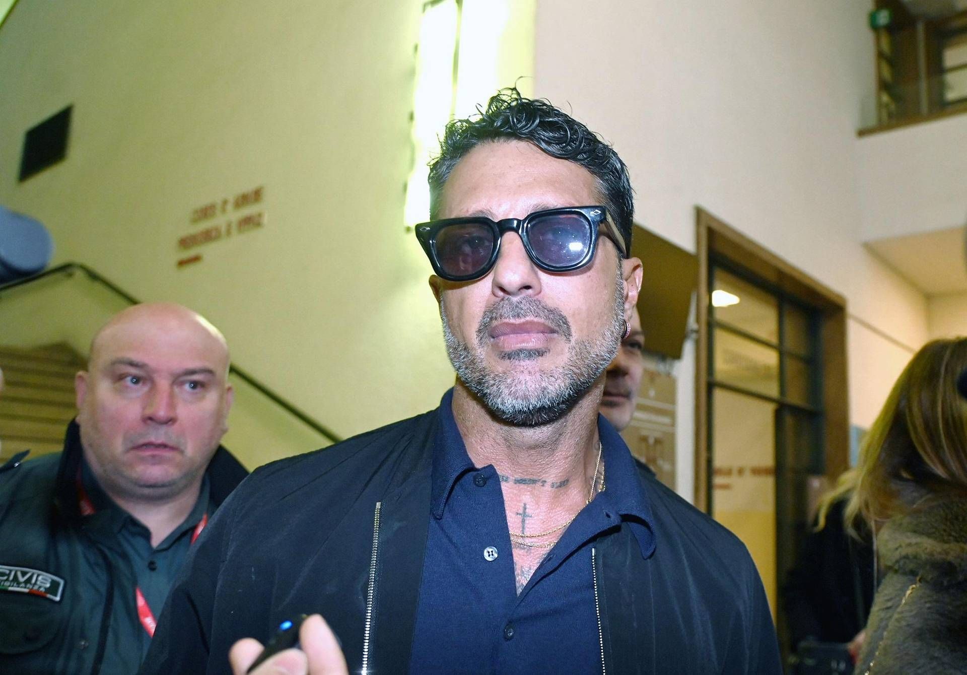 Corona sfida le ordinanze e torna su Instagram: "Trattative non ne facciamo"