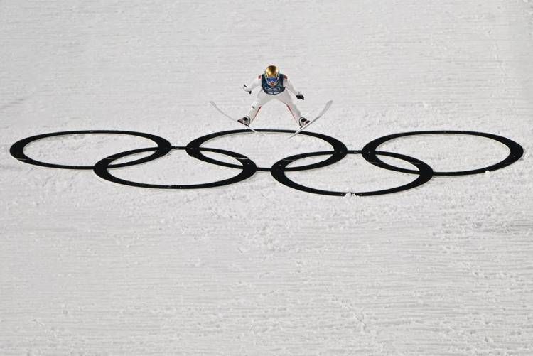 Un atleta nel salto con gli sci