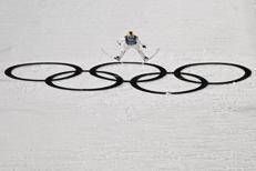 Un atleta nel salto con gli sci