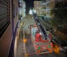 Roma, cadono calcinacci dal cornicione di un palazzo al Fleming: intervengono i vigili del fuoco