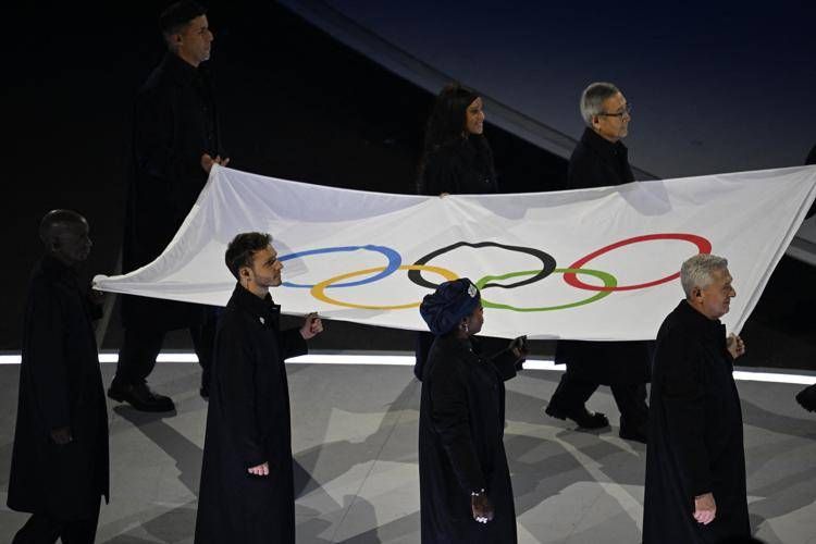 Nicolò Govoni con gli altri portabandiera alla cerimonia di apertura dei Giochi di Milano-Cortina (Fotogramma/Ipa)