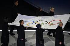 Nicolò Govoni con gli altri portabandiera alla cerimonia di apertura dei Giochi di Milano-Cortina (Fotogramma/Ipa)