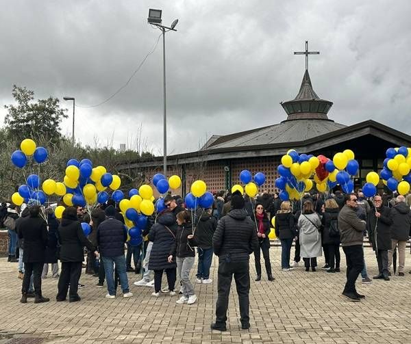 folla palloncini torzulli rit