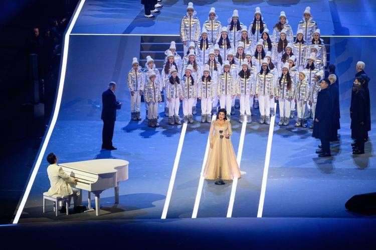 Cecilia Bartoli con il pianista Lang Lang e il coro di voci bianche dell'Accademia del Teatro alla Scala alla cerimonia di apertura di Milano-Cortina (Fotogramma-Ipa)