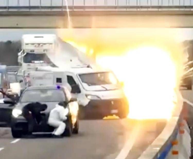 Brindisi, esplosivo per scardinare portavalori: il video dell'assalto