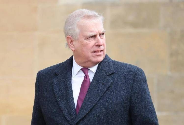 Andrew, via i titoli e la casa... ma non i privilegi funebri