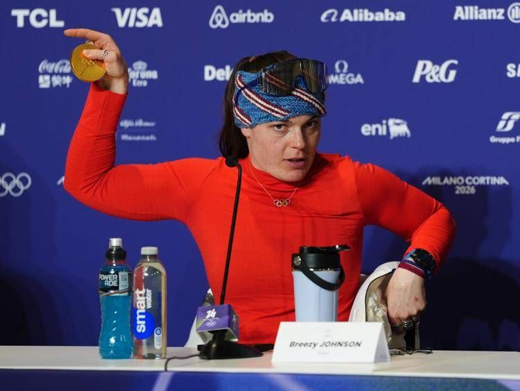 Breezy Johnson con la medaglia 'rotta' - Ipa