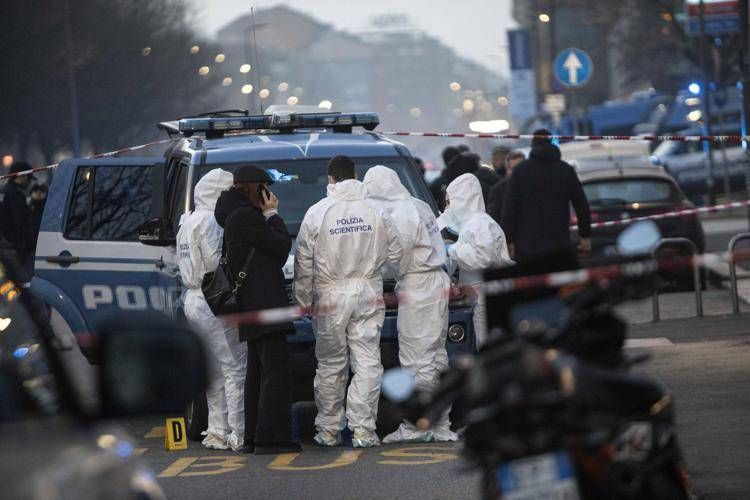 Milano, polizia scientifica sul luogo della sparatoria in zona Rogoredo - Fotogramma /Ipa