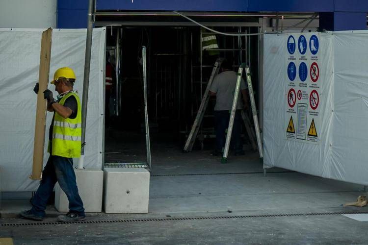 Operai in un cantiere (Fotogramma)