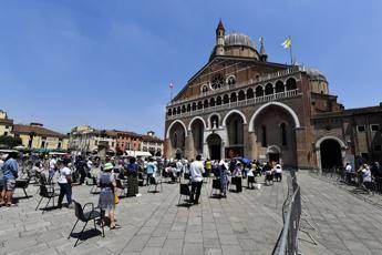 Chiesa, tutti pazzi per S. Antonio da Padova: più che triplicati i pellegrinaggi