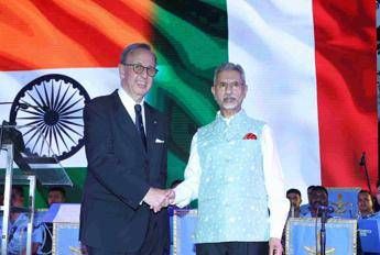 L'ambasciatore italiano in India Antonio Bartoli e il ministro degli Esteri indiano S. Jaishankar