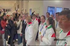 Milano Cortina, staffetta mista short track d'oro: i festeggiamenti per il trionfo azzurro - Video