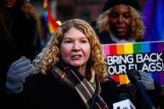 Proteste per il ritorno della bandiera arcobaleno sul monumento per i diritti Lgbt
