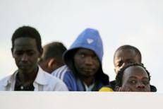 Migranti, via libera del governo al ddl: le misure. Meloni: 