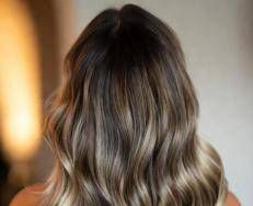 Una donna con le extension