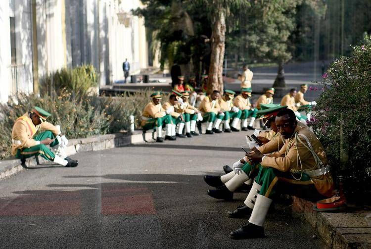 Etiopia, soldati in attesa davanti al palazzo presidenziale di Addis Abeba - Fotogramma /ipa