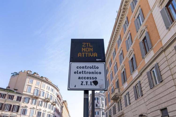 Uno dei varchi elettronici ad uno degli ingressi della ZTL Centro Storico di Roma - Ipa