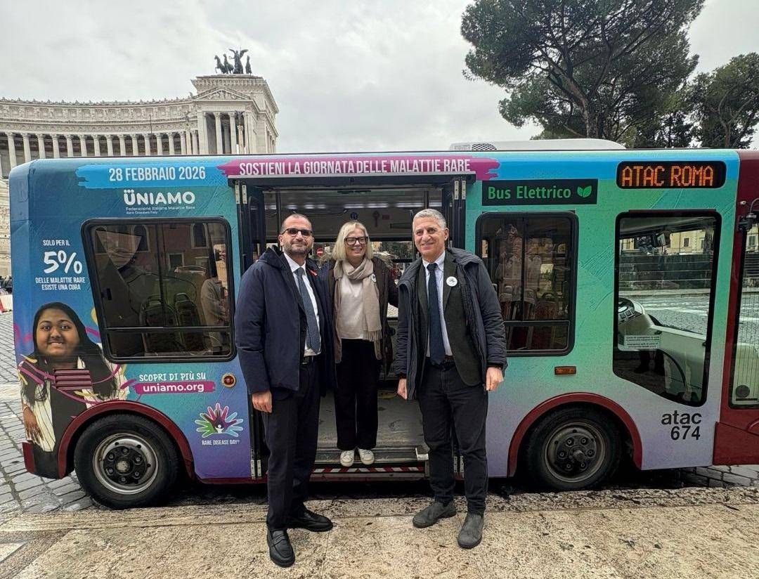 bus e billboard con i colori della campagna Uniamoleforze