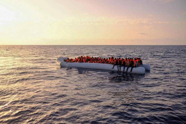 Un gommone con a bordo dei migranti - (Fotogramma/Ipa)