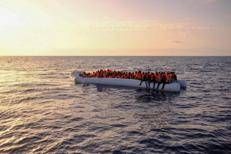 Un gommone con a bordo dei migranti - (Fotogramma/Ipa)