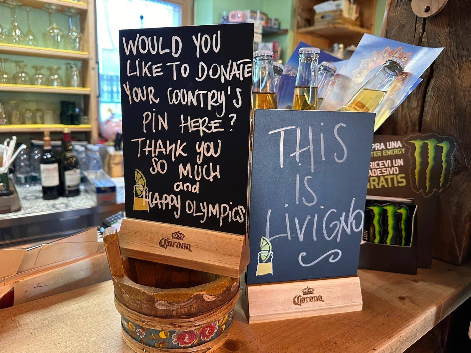 Pins-mania a Milano Cortina, alle Olimpiadi i locali chiedono spille al posto delle mance