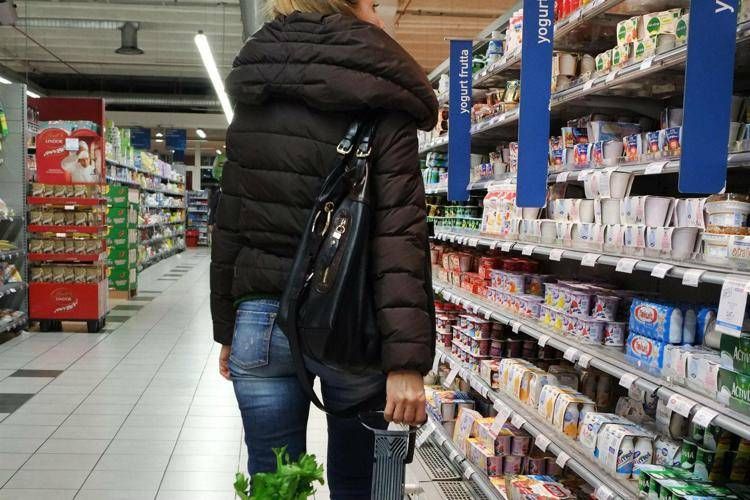 Spesa al supermercato (Fotogramma)