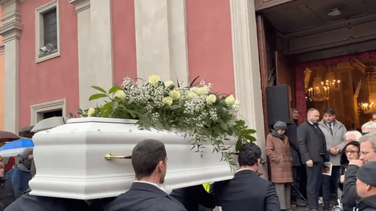 Asti, è il giorno del funerale di Zoe Trinchero: bara bianca coperta di rose