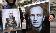 Manifestazione per chiedere la verità sulla morte di Navalny (Afp)