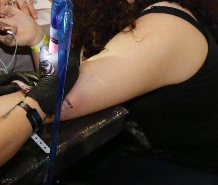 Un tatuatore all'opera