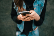 Una ragazza con uno smartphone