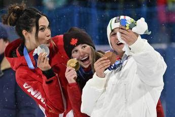 Il selfie sul podio della medaglia d'argento Gu Ailing Eileen, l'oro Megan Oldham e la medaglia di bronzo Flora Tabanelli - Afp