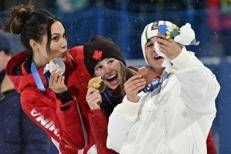 Il selfie sul podio della medaglia d'argento Gu Ailing Eileen, l'oro Megan Oldham e la medaglia di bronzo Flora Tabanelli - Afp