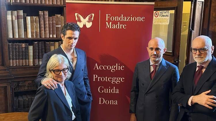 Achille Lauro con  la direttrice di Fondazione Madre, Lorella Marcantoni, il socio Andrea Marchiori e il direttore della Pinacoteca di Brera, Angelo Crespi (foto AdnKronos)