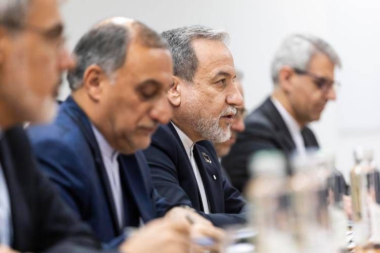 
<b></b>Il ministro degli Esteri iraniano <b id=