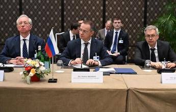 La delegazione russa al tavolo delle trattative (Fotogramma/Ipa)