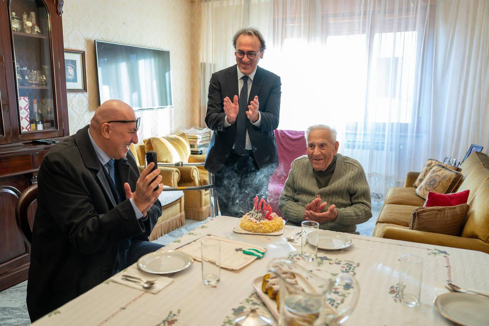 Crosetto e il caffè con il papà di Bonelli: "Ex combattente di 102 anni che ha fatto la storia d'Italia"