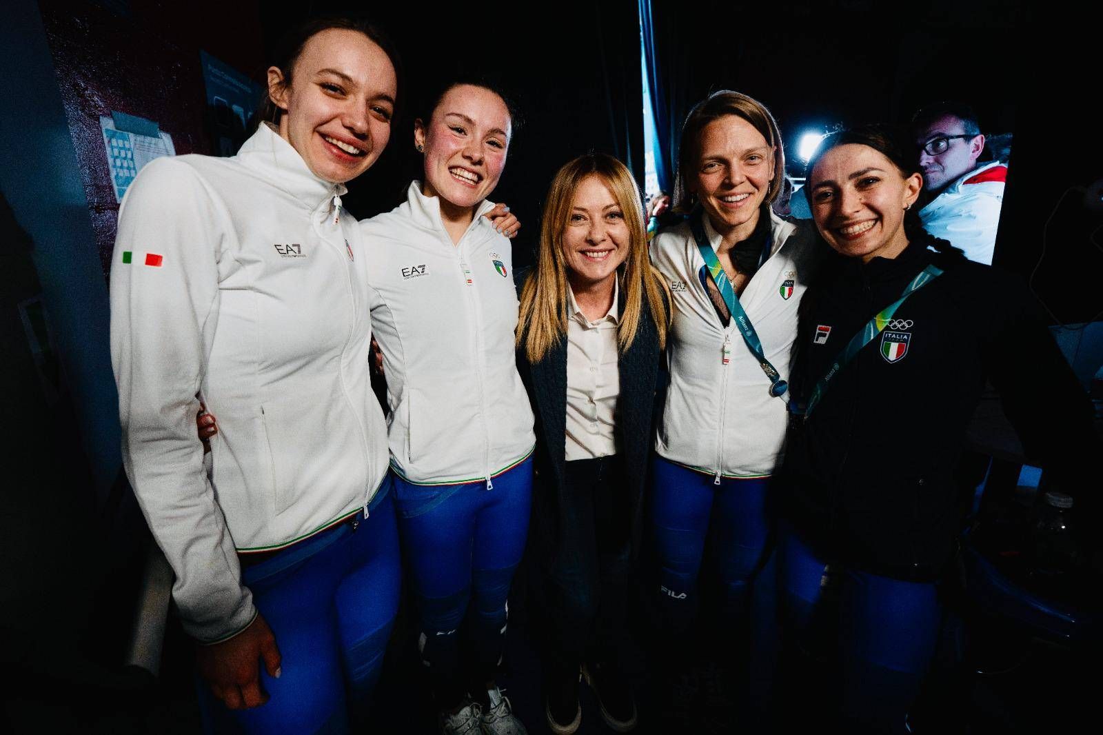 Meloni show a Milano Cortina 2026. Tra tifo e un regalo ‘speciale’