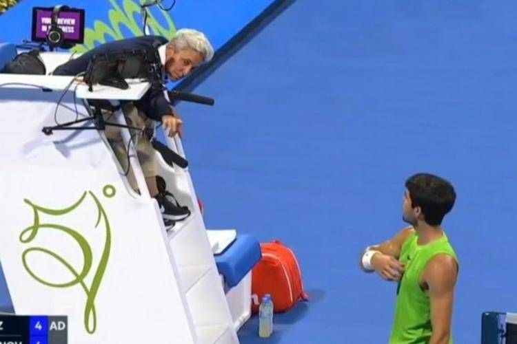 La lite tra Alcaraz e l'arbitro - X