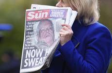 L'arresto dell'ex principe Andrew sulla prima pagina del The Sun - Fotogramma /Ipa